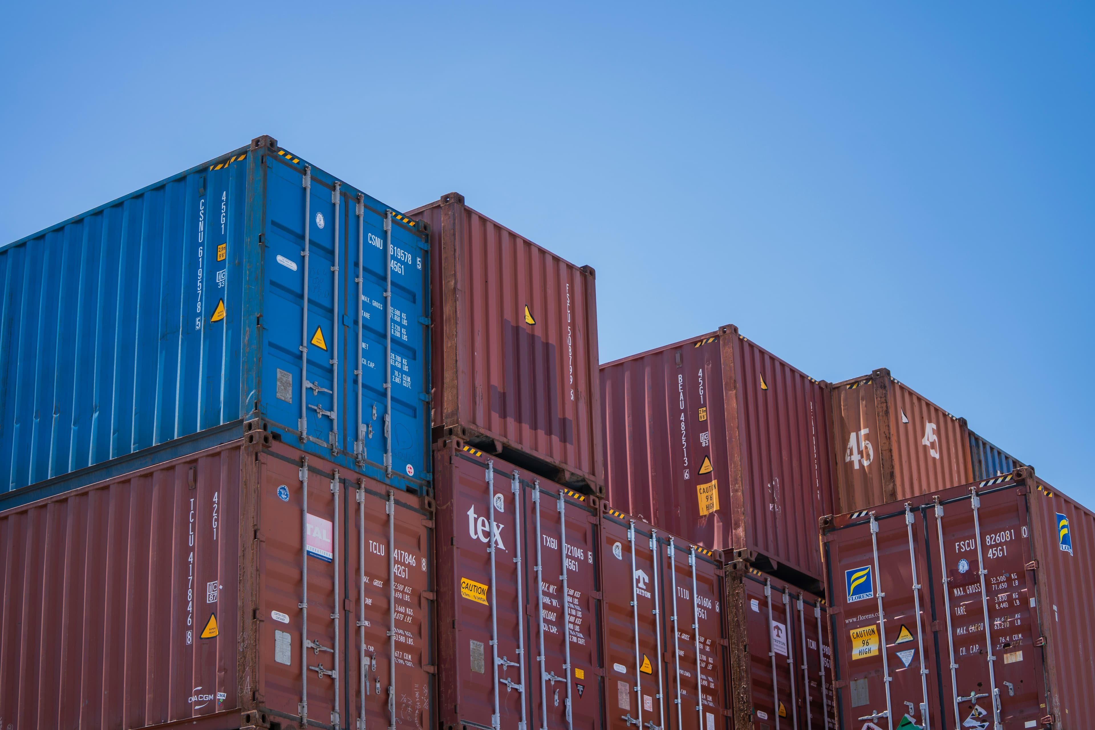 Kontenery w terminalu kontenerowym - Marco-ter transport i logistyka